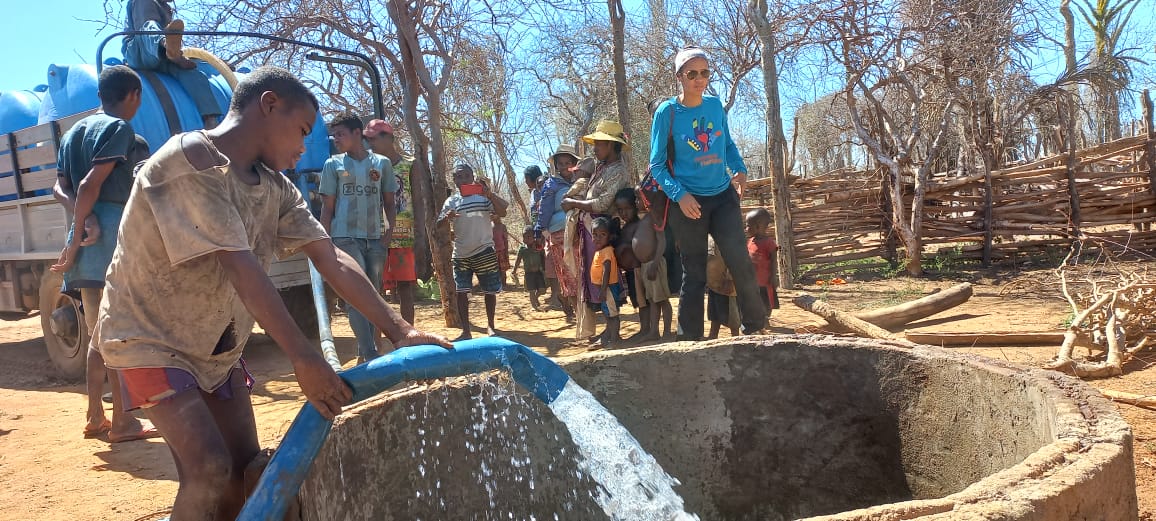 06.09.2022_entrega-de-agua-em-akoba_Acao-Madagascar-3.jpeg